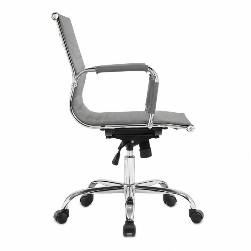 Cadeira Diretor Charles Eames Esteirinha Cinza vista pela lateral direita, com braço e base cromada