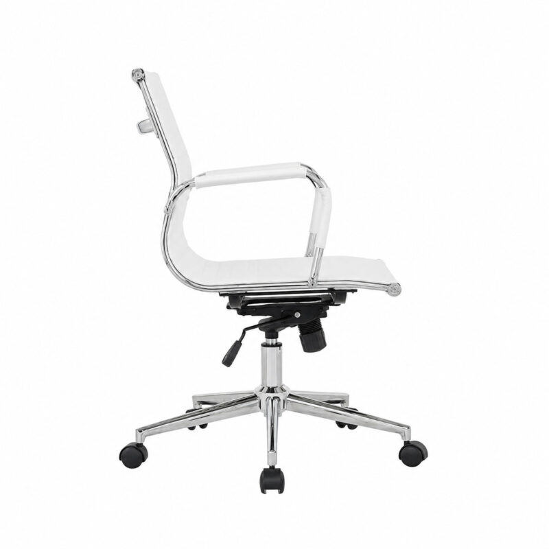Cadeira Diretor Charles Eames Esteirinha Branca vista pela lateral esquerda, com estrutura cromada