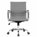 Cadeira Diretor Charles Eames Esteirinha Cinza em vista frontal, com braços cromados e base com rodízios