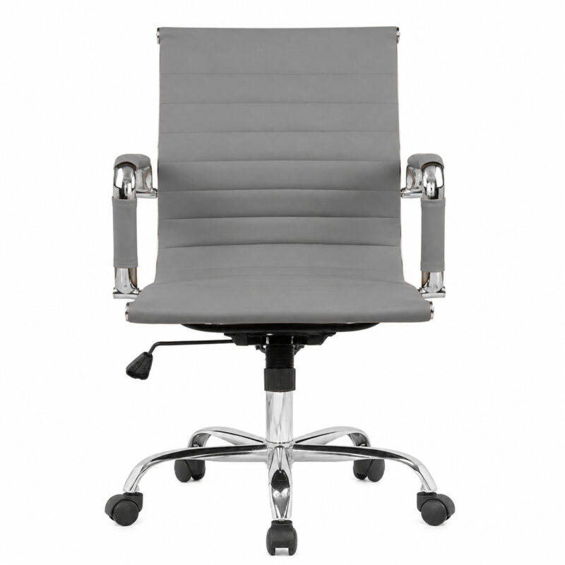 Cadeira Diretor Charles Eames Esteirinha Cinza em vista frontal, com braços cromados e base com rodízios