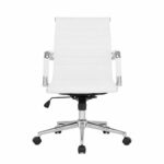 Cadeira Diretor Charles Eames Esteirinha Branca em vista frontal, com braços cromados e base com rodízios