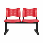 Vista frontal da cadeira longarina plástica de 2 lugares vermelha, sem braços, com estrutura metálica preta.