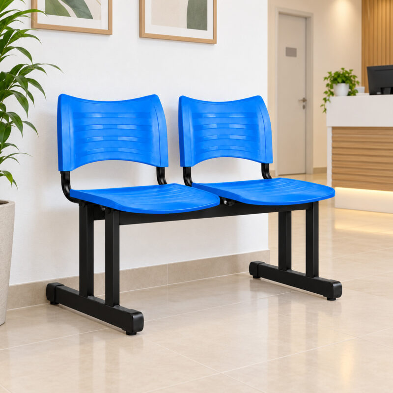 Longarina plástica de 2 lugares azul posicionada na recepção moderna de uma clínica.