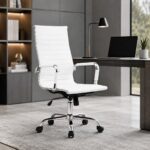 Cadeira Presidente Charles Eames Esteirinha branca posicionada junto a mesa em ambiente de escritório.