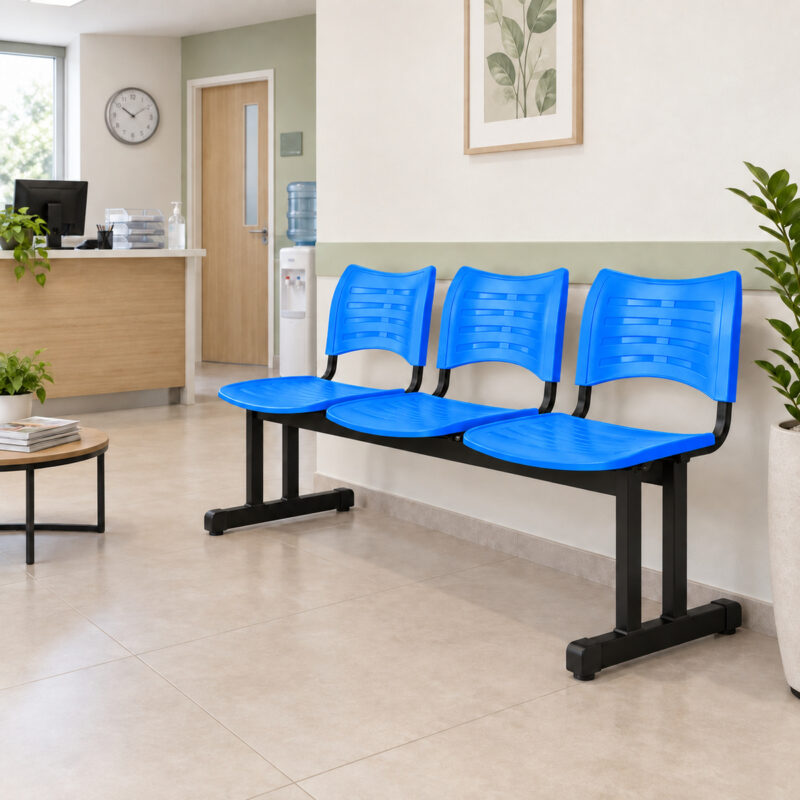 Cadeira longarina plástica de 3 lugares azul utilizada na recepção moderna de uma clínica.