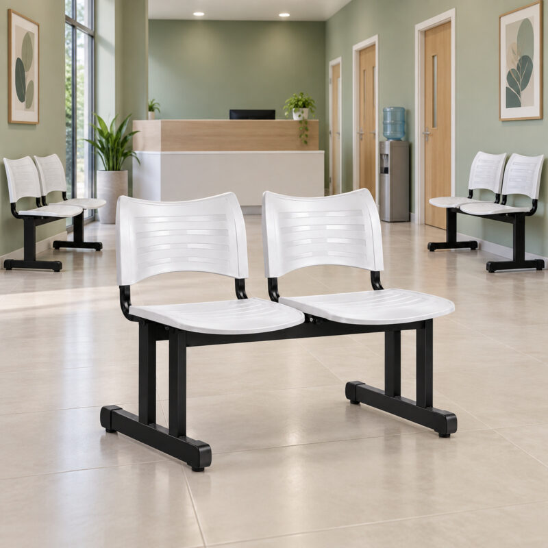 Longarinas plásticas brancas de 2 lugares organizadas em uma recepção de clínica.