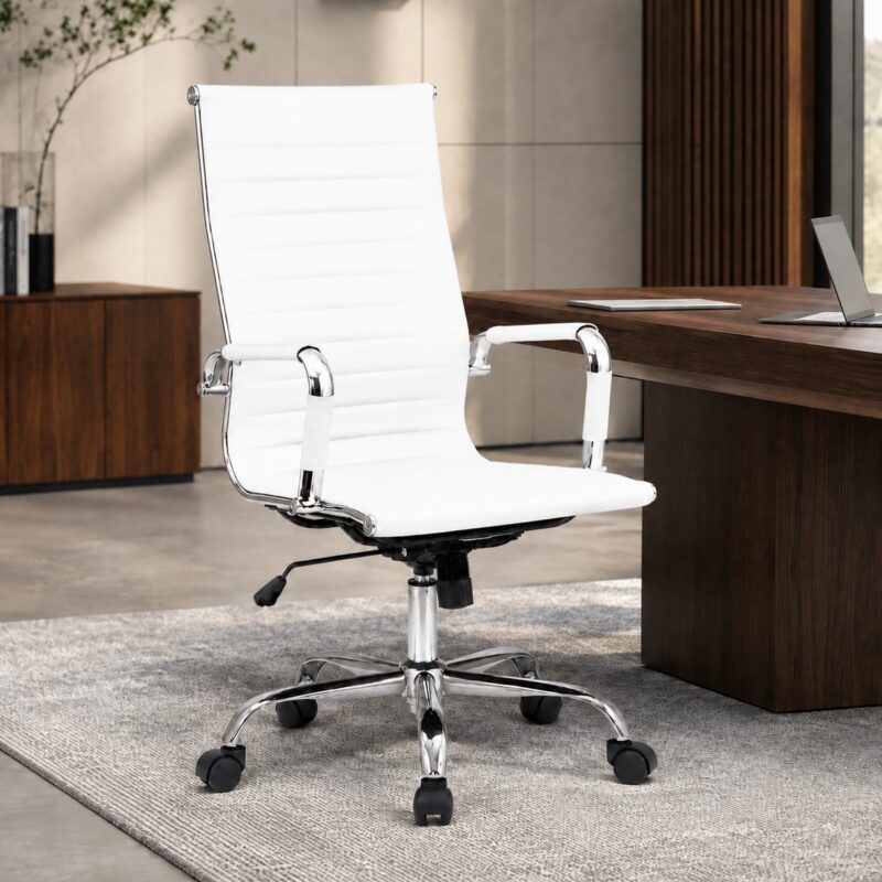 Cadeira Presidente Charles Eames Esteirinha branca inserida em ambiente profissional com mobiliário de escritório.