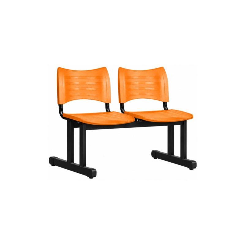Longarina Plástica de 2 Lugares Laranja — Vista Frontal Esquerda Cadeira longarina plástica de 2 lugares laranja, sem braços, com estrutura metálica preta e pés fixos, vista frontal esquerda.