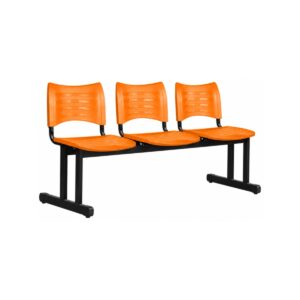Cadeira longarina plástica de 3 lugares laranja, sem braços, com estrutura metálica preta e pés fixos, vista frontal esquerda.