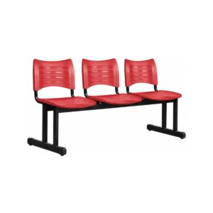 Cadeira longarina plástica de 3 lugares vermelha, sem braços, com estrutura metálica preta e pés fixos, vista frontal esquerda.