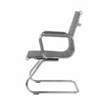 Cadeira Interlocutor Charles Eames cinza em vista lateral, com encosto fino, braço cromado e base fixa tubular.