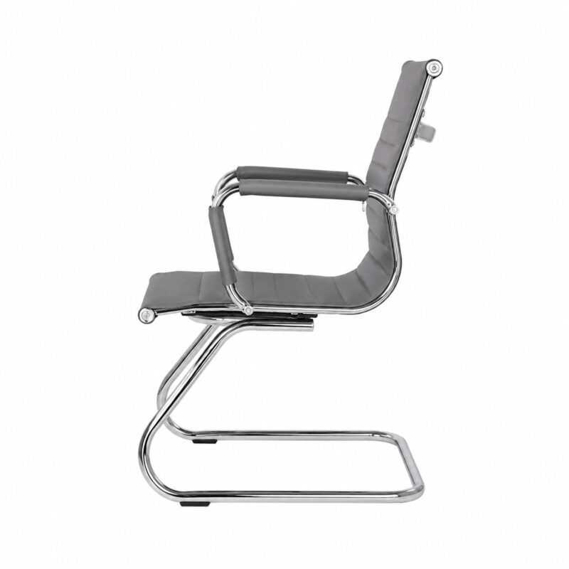 Cadeira Interlocutor Charles Eames cinza em vista lateral, com encosto fino, braço cromado e base fixa tubular.