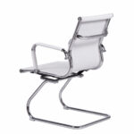 Cadeira Interlocutor Charles Eames Branca em vista traseira inclinada, com encosto revestido e estrutura cromada.