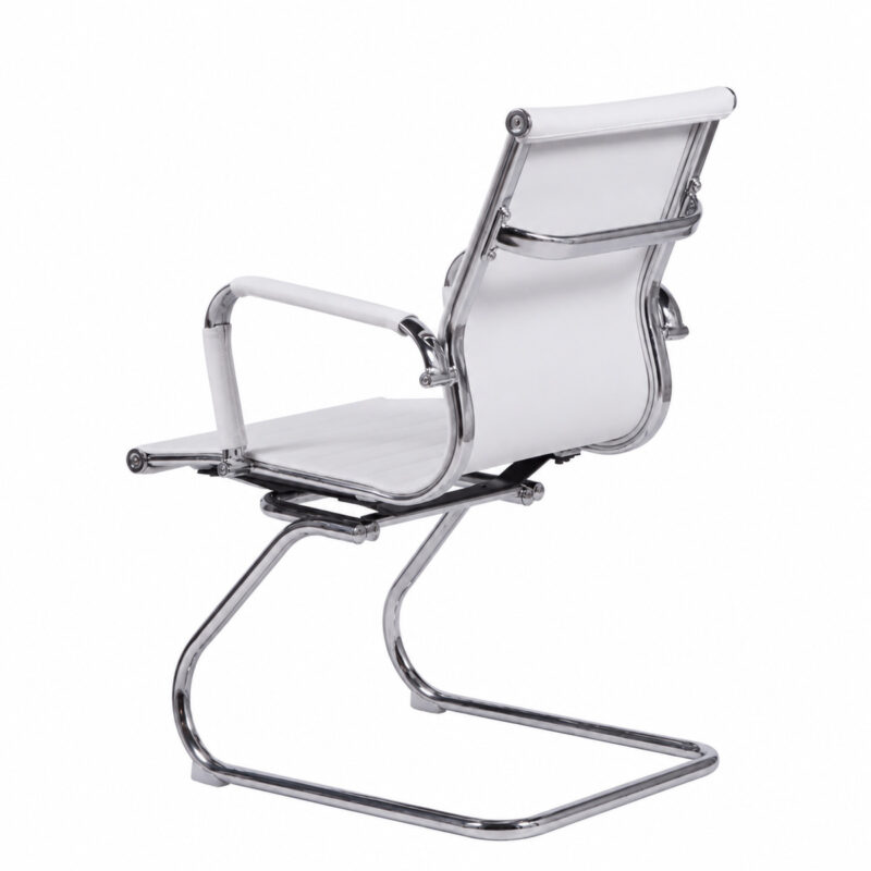 Cadeira Interlocutor Charles Eames Branca em vista traseira inclinada, com encosto revestido e estrutura cromada.