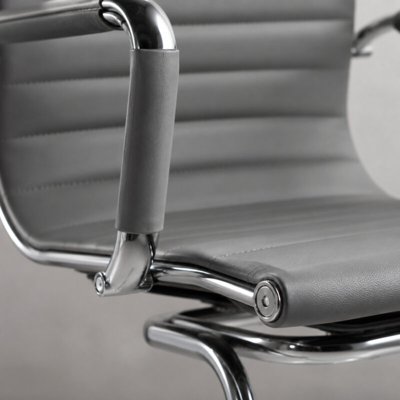 Macro do corino cinza da Cadeira Charles Eames Esteirinha mostrando textura e acabamento horizontal do revestimento.