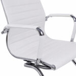 Close do encosto da Cadeira Interlocutor Charles Eames Branca com corino e acabamento em faixas horizontais.