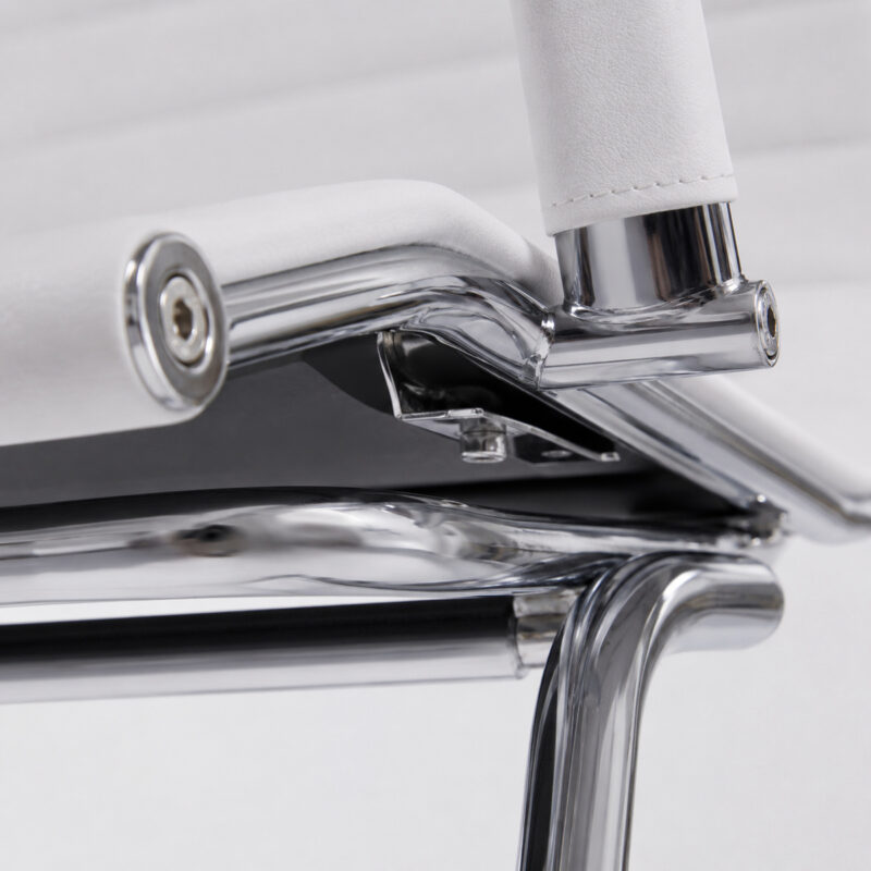 Detalhe estrutural da Cadeira Charles Eames Branca mostrando junção entre encosto, braço e estrutura cromada.