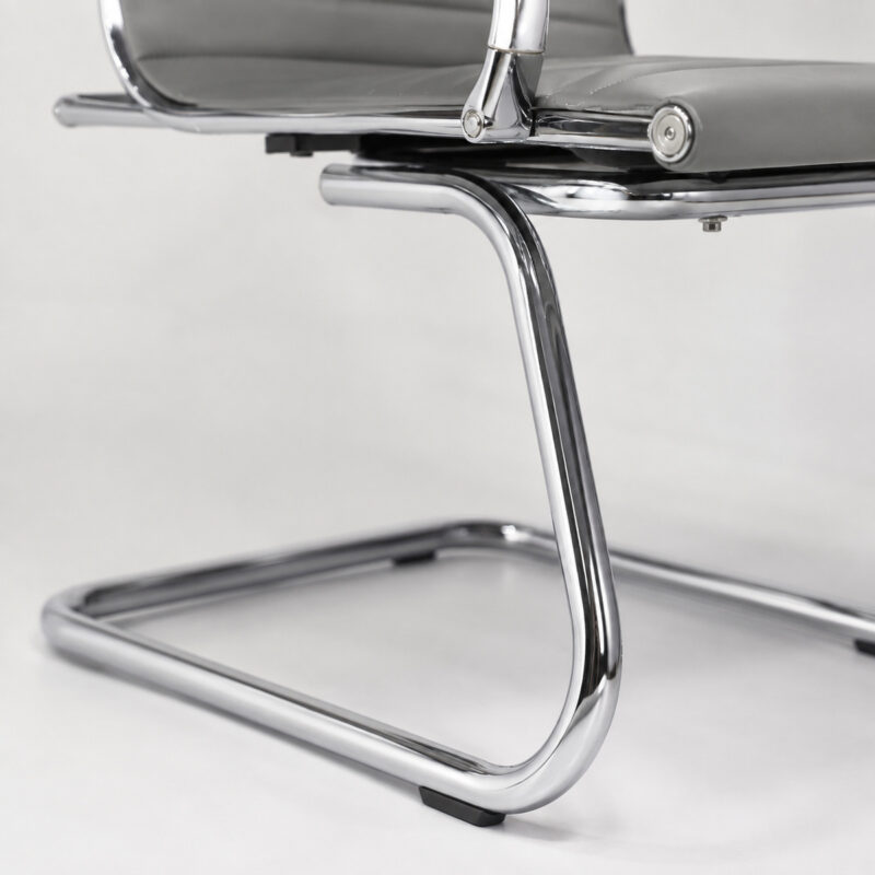 Detalhe da Cadeira Charles Eames cinza mostrando corino cinza e acabamento metálico cromado em destaque.