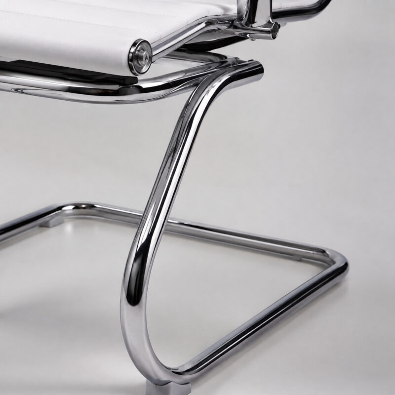 Detalhe da Cadeira Charles Eames Branca mostrando corino branco e acabamento metálico cromado em destaque.