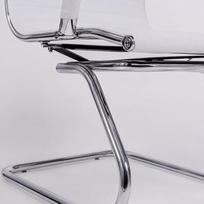 Close inferior da Cadeira Charles Eames Branca mostrando a junção do assento com a base fixa cromada.