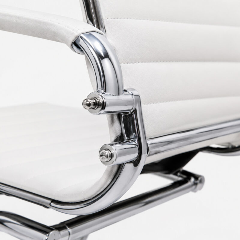 Detalhe de fixação da Cadeira Charles Eames Branca entre assento, braço cromado e estrutura metálica fixa.