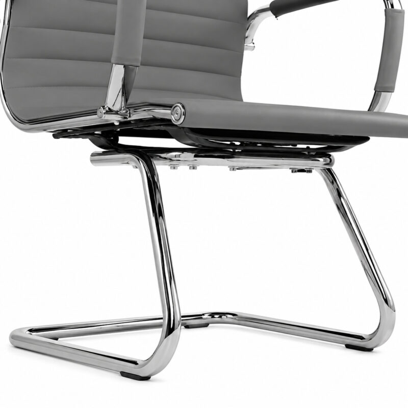 Base fixa da Cadeira Charles Eames cinza com estrutura em aço cromado e região de apoio ao piso em destaque.