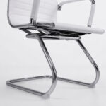Base fixa da Cadeira Charles Eames Branca com estrutura em aço cromado e região de apoio ao piso em destaque.