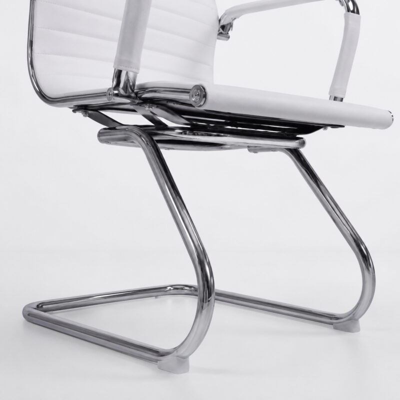 Base fixa da Cadeira Charles Eames Branca com estrutura em aço cromado e região de apoio ao piso em destaque.