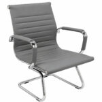 Close do assento da Cadeira Charles Eames Esteirinha cinza com corino cinza e acabamento horizontal.