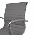 Close da Cadeira Charles Eames cinza mostrando encaixe entre assento, braço e estrutura metálica cromada.
