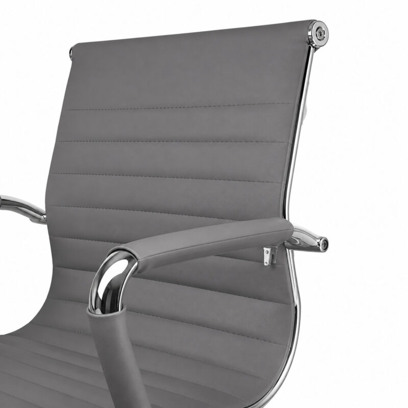 Close da Cadeira Charles Eames cinza mostrando encaixe entre assento, braço e estrutura metálica cromada.