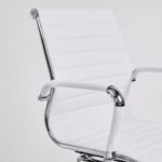 Close da Cadeira Charles Eames Branca mostrando encaixe entre assento, braço e estrutura metálica cromada.
