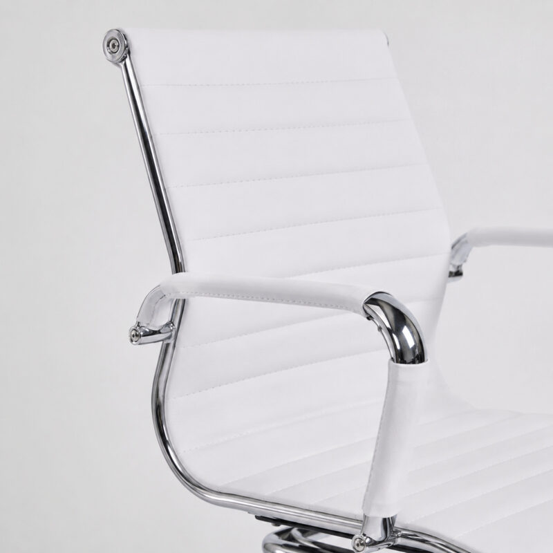 Close da Cadeira Charles Eames Branca mostrando encaixe entre assento, braço e estrutura metálica cromada.