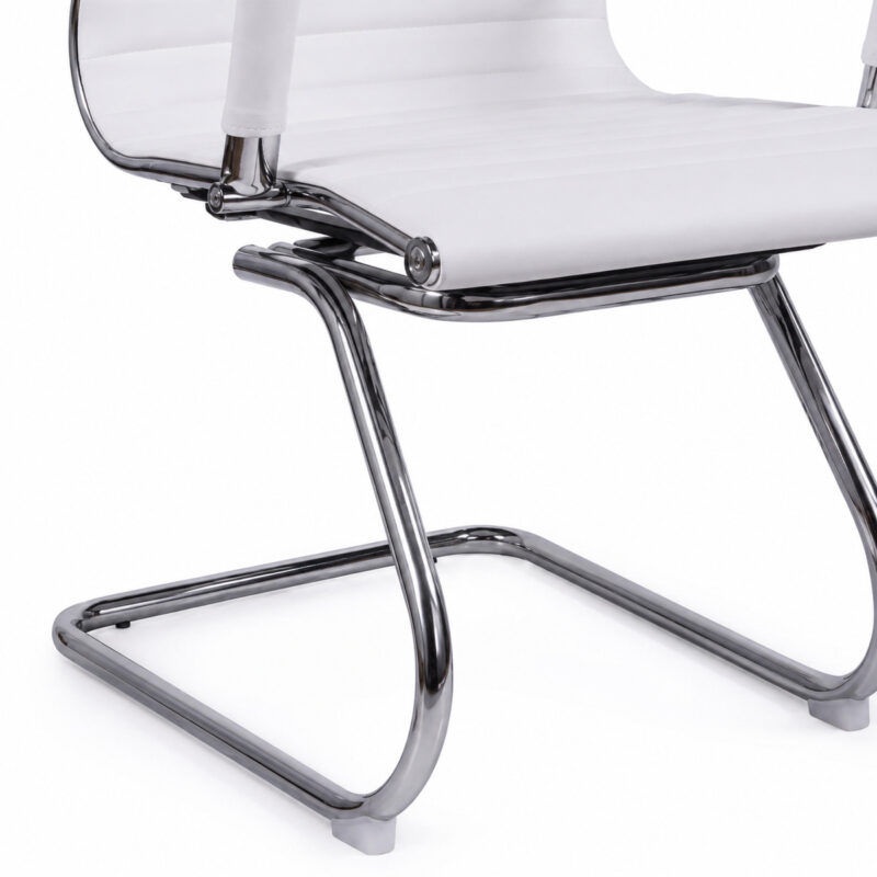 Cadeira Interlocutor Charles Eames Branca em detalhe inferior com estrutura cromada e base fixa em destaque.