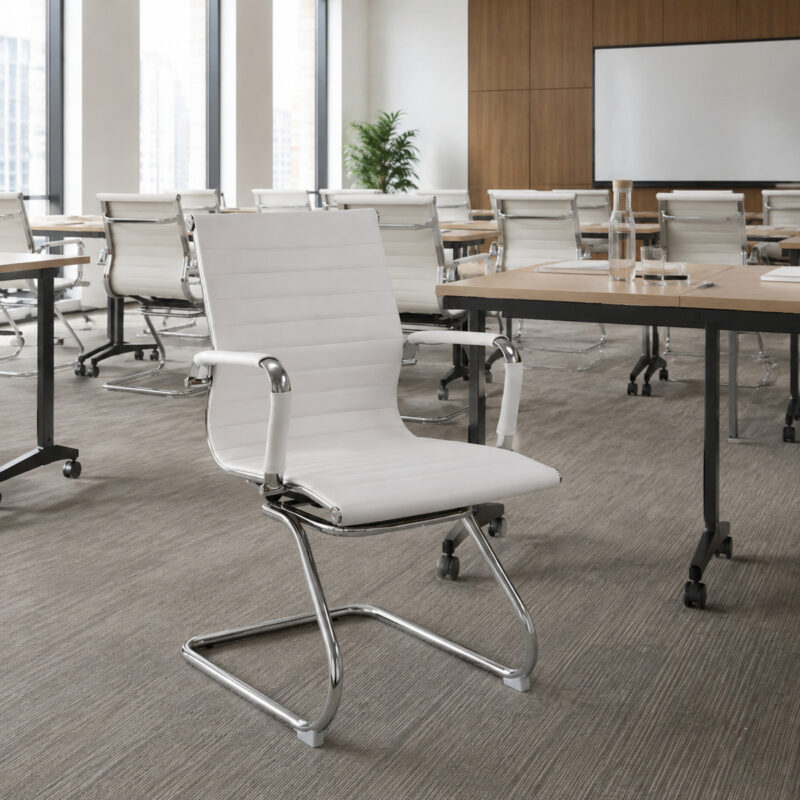 Cadeira Interlocutor Charles Eames Branca aplicada junto a mesa em ambiente corporativo de reunião.