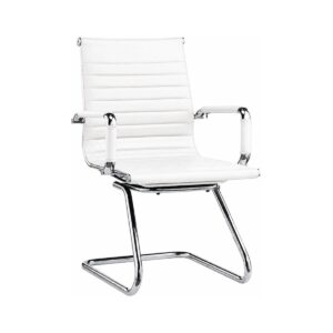 Cadeira Interlocutor Charles Eames Esteirinha branca em vista três quartos, com corino branco e estrutura cromada fixa.