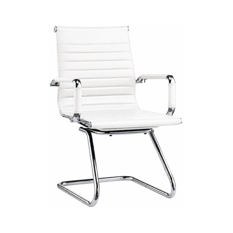 Cadeira Interlocutor Charles Eames Esteirinha Brancaaeroportio (12) Cadeira Interlocutor Charles Eames Esteirinha branca em vista três quartos, com corino branco e estrutura cromada fixa.