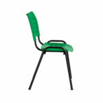 Cadeira Plástica ISO Fixa Verde em vista lateral direita, com estrutura tubular de quatro pés