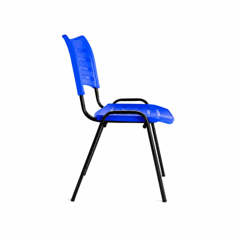 Cadeira Plástica ISO Fixa Azul em vista lateral direita, com assento curvo e quatro pés pretos