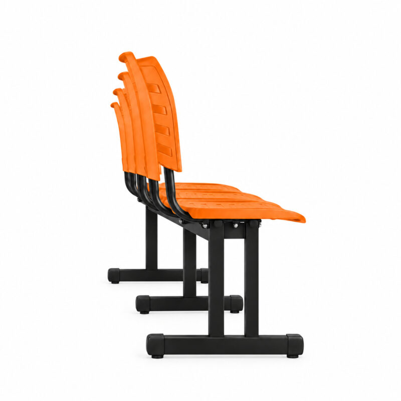 Vista lateral direita da longarina plástica laranja de 4 lugares com assentos curvados e estrutura metálica preta.