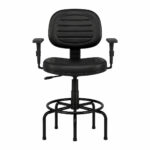 Cadeira caixa executiva costurada com braços Digitador reguláveis preta em vista frontal Cadeira caixa executiva costurada apresentada em perspectiva frontal oposta, com encosto de costuras horizontais, assento acolchoado, braços Digitador reguláveis e ajuste de altura.