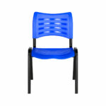 Cadeira Plástica ISO Fixa Azul em vista frontal, com encosto vazado e quatro pés pretos
