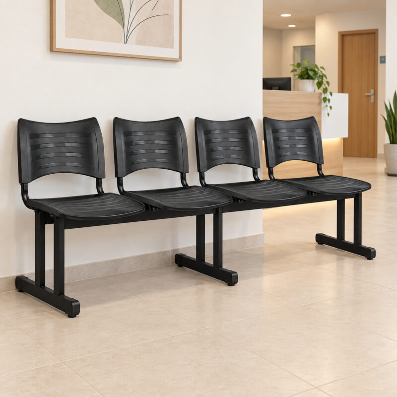 Longarina plástica de 4 lugares preta posicionada na recepção moderna de uma clínica.