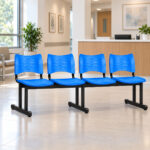 Longarina Azul de 4 Lugares para Recepção de Clínica Longarina plástica de 4 lugares azul posicionada em uma recepção moderna de clínica.