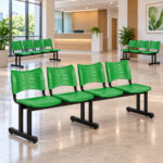 Longarinas plásticas verdes de 4 lugares organizadas em uma recepção ampla e moderna de clínica.