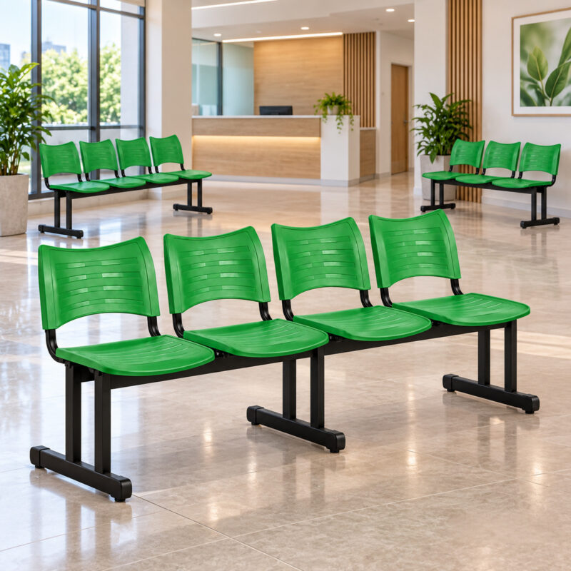 Longarinas plásticas verdes de 4 lugares organizadas em uma recepção ampla e moderna de clínica.
