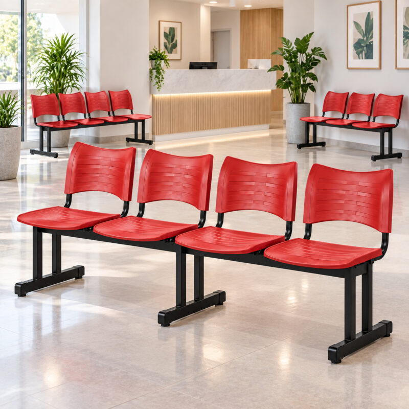 Longarinas plásticas vermelhas de 4 lugares organizadas em uma recepção ampla e moderna de clínica.