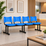 Longarina Plástica Azul para Recepção Corporativa Cadeira longarina plástica de 4 lugares azul utilizada em uma recepção corporativa moderna.