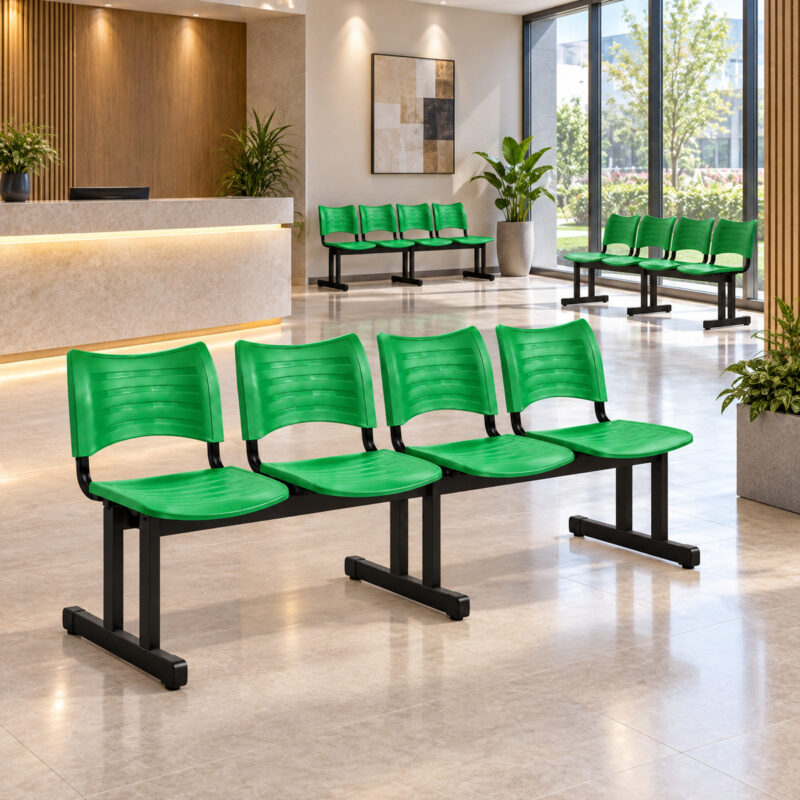 Longarinas plásticas de 4 lugares verdes distribuídas em uma recepção corporativa contemporânea.
