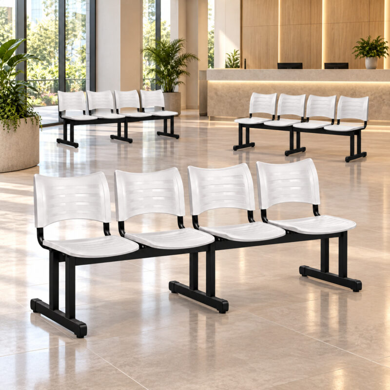 Longarinas plásticas brancas de 4 lugares organizadas em uma recepção corporativa.